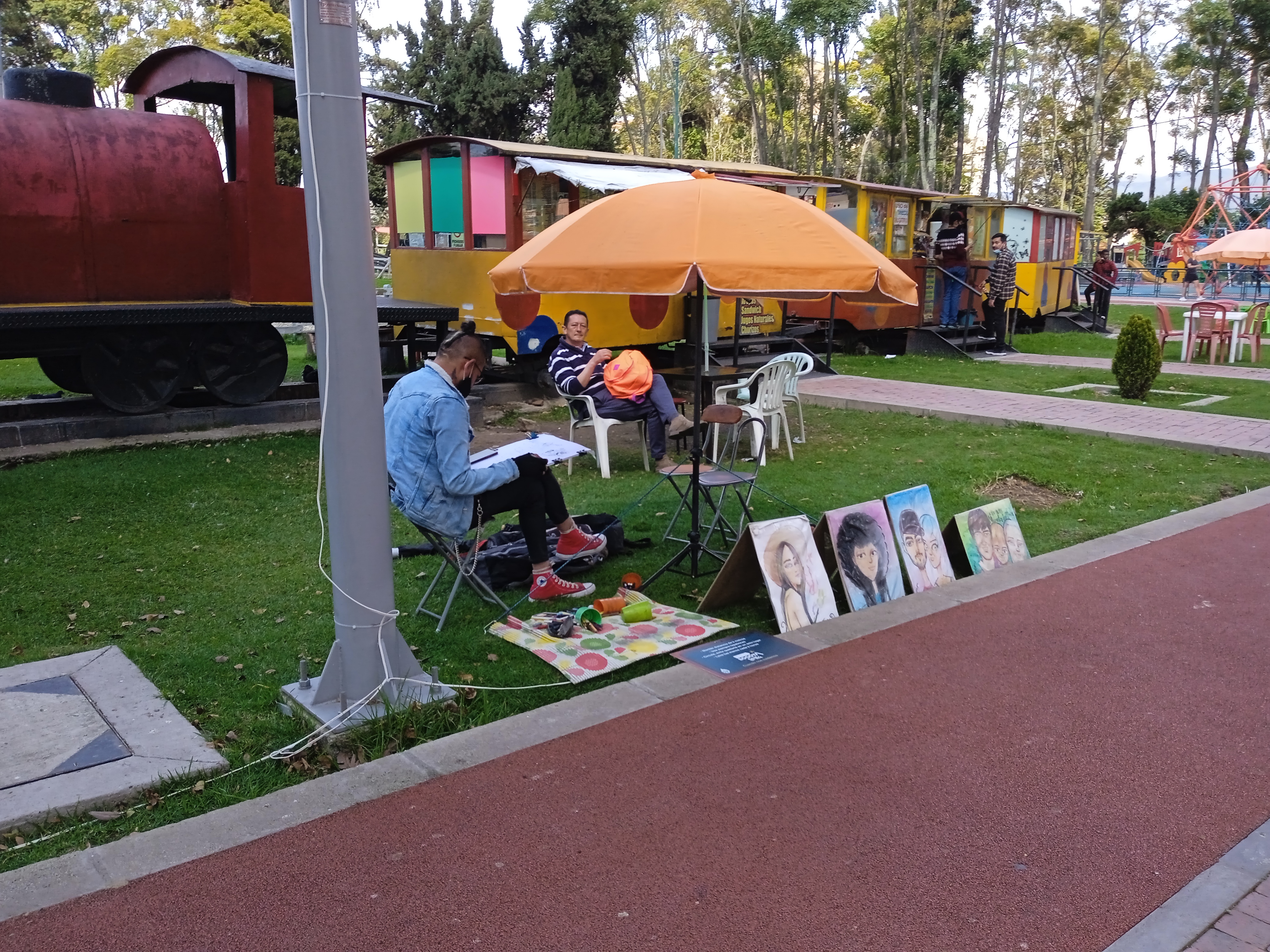 Dibujantes y caricaturistas en camino del Parque de los Novios